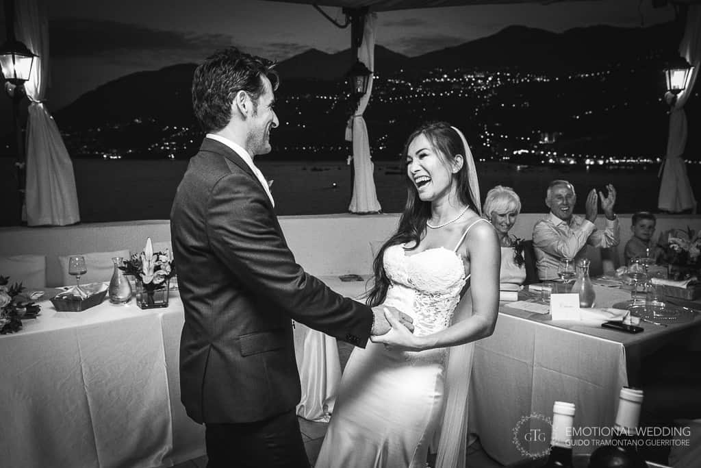 sposi ridono durante il ricevimento di un matrimonio misto in costa d'Amalfi