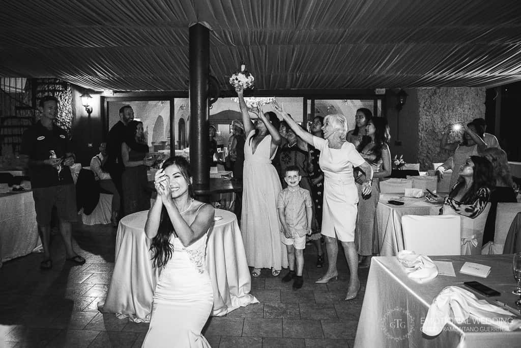 throwing of the bouquet at a mixed wedding in Amalfi coast