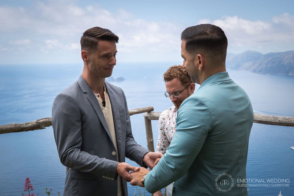 momento commovente durante la celebrazione di una cerimonia a un matrimonio gay in costa d'Amalfi