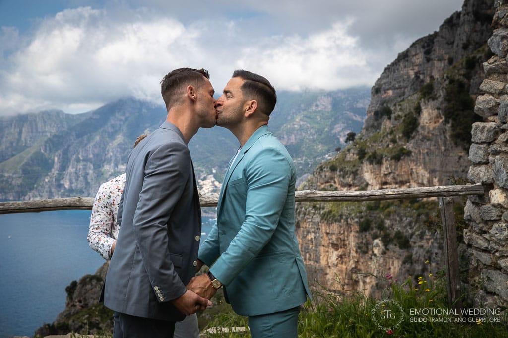 bacio durante la cerimonia di un matrimonio gay in costiera amalfitana