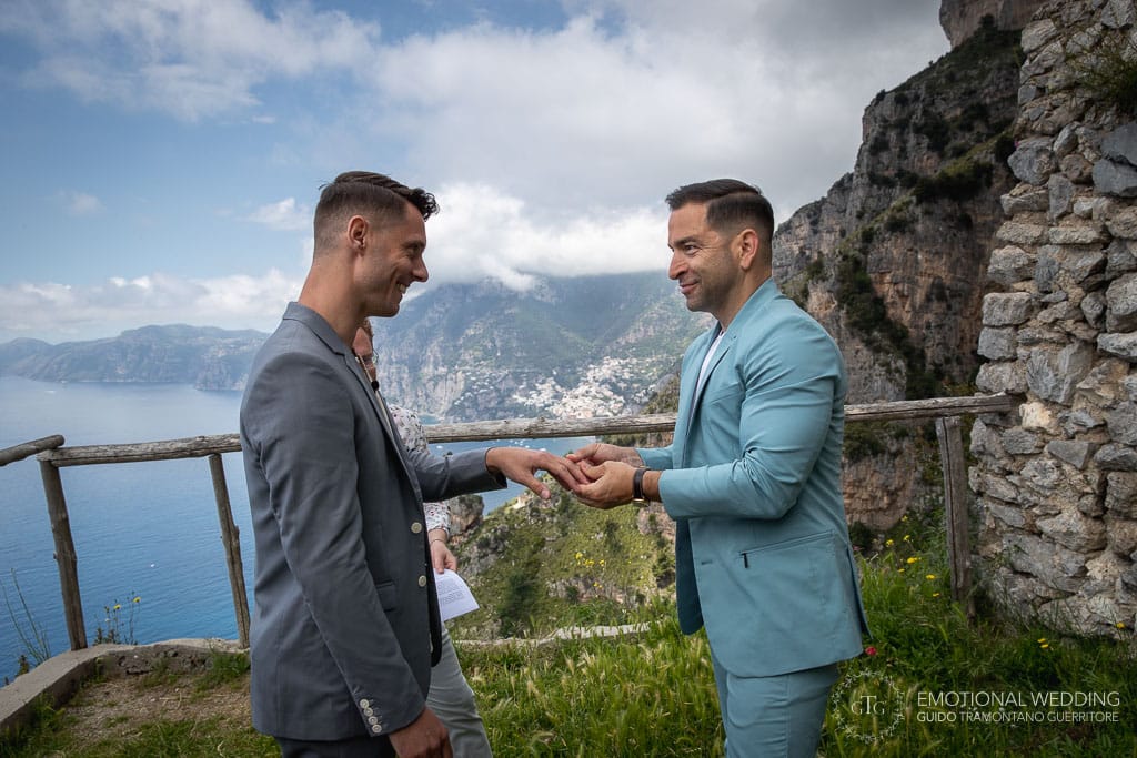 exchange of rings of a gay couple in Amalfi Coast