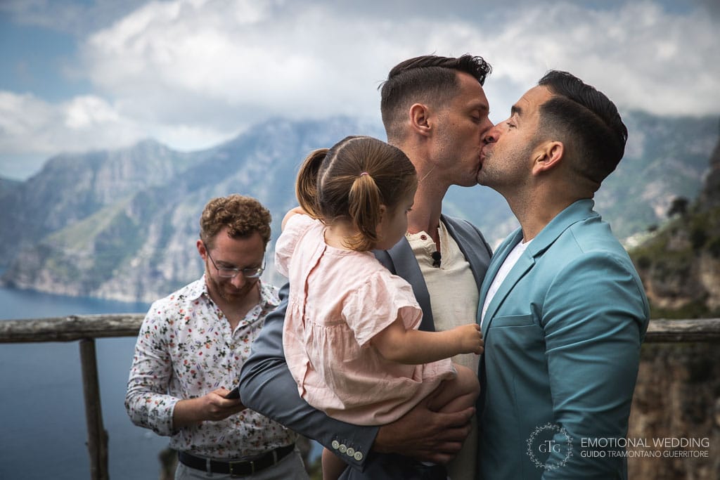 bacio di una coppia gay durante la celebrazione del matrimonio sul sentiero degli dei in costa d'Amalfi