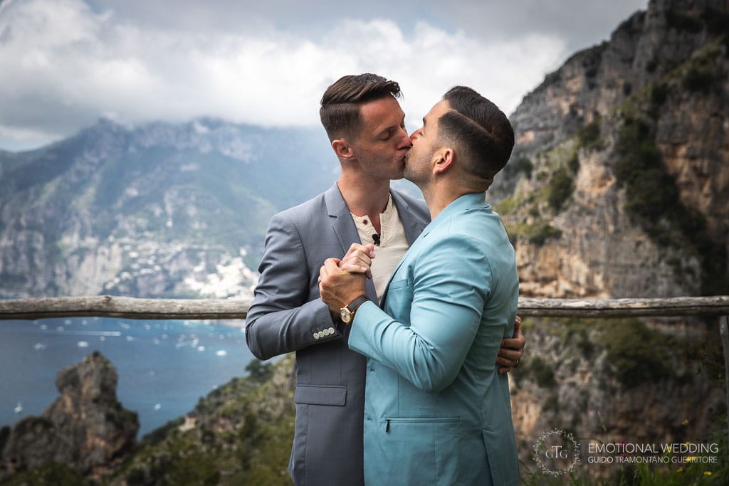 bacio degli sposi a un matrimonio gay in costa d'Amalfi