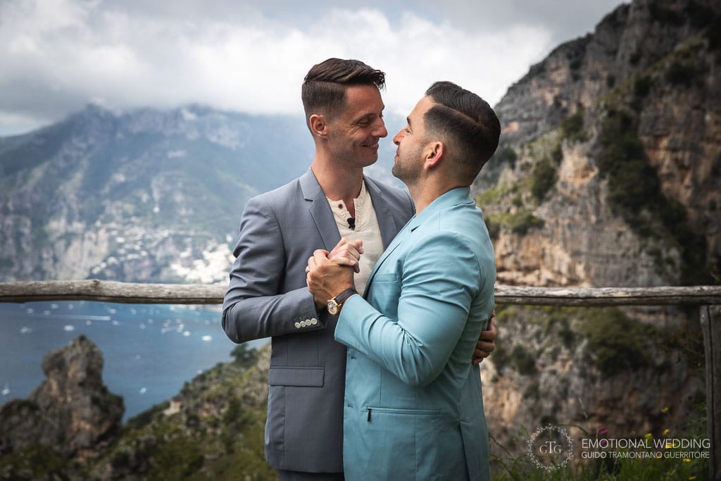 coppia di matrimonio gay in costiera amalfitana