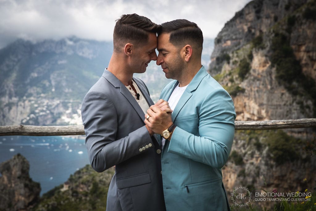 romantic moment of a same sex couple in Amalfi Coast path of gods