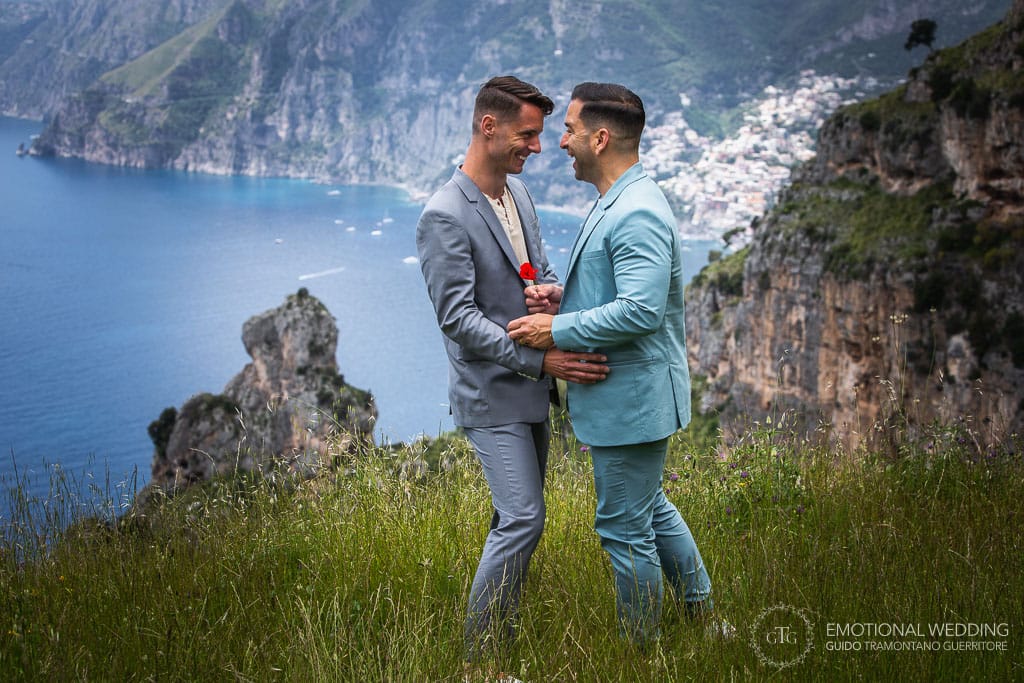 coppia di un matrimonio gay in costiera amalfitana