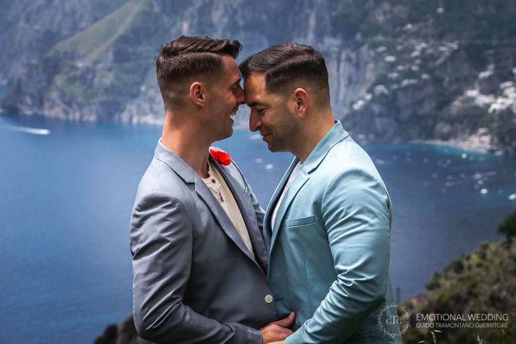 romantic moment of a same sex couple in Amalfi Coast