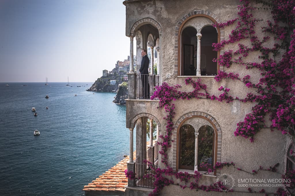 sposo affacciato al balcone di villa scarpariello ad un matrimonio irlandese in costiera amalfitana