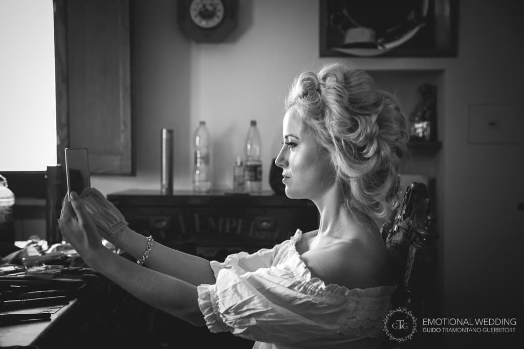 sposa si specchia durante i preparativi di matrimonio a villa scarpariello