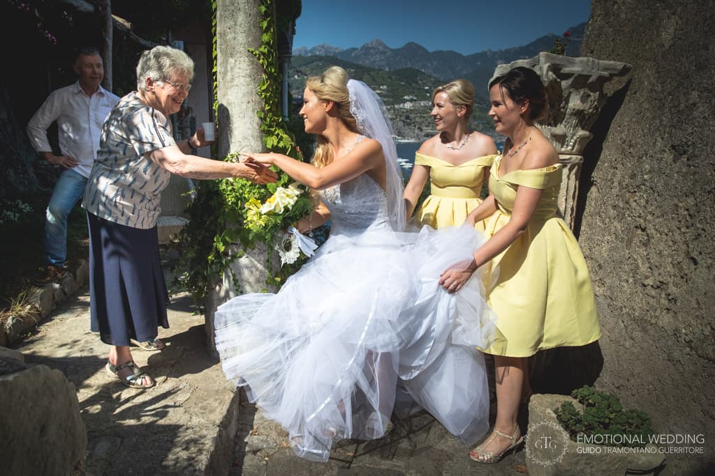 sposa incontra anziana signora a villa Scarpariello ad un matrimonio in costiera amalfitana