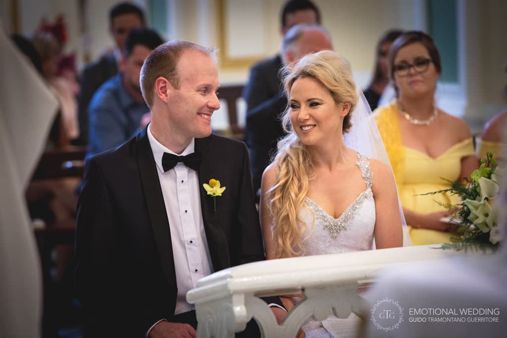 sguardo degli sposi durante la cerimonia di un matrimonio irlandese in costiera amalfitana