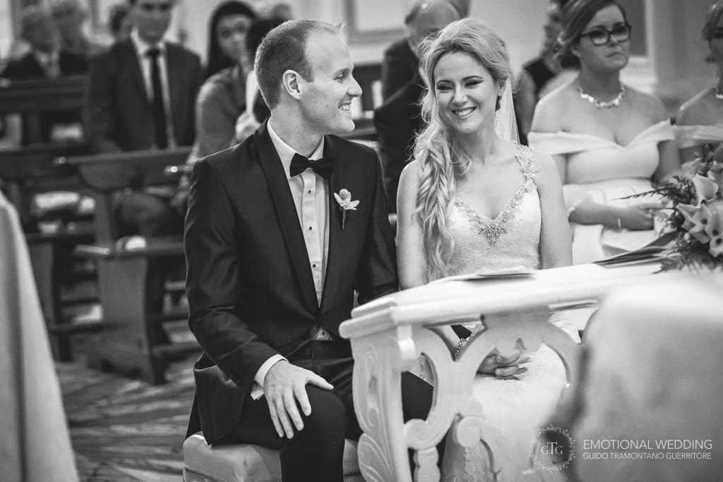 sposi sorridono durante la cerimonia di un matrimonio in costiera amalfitana