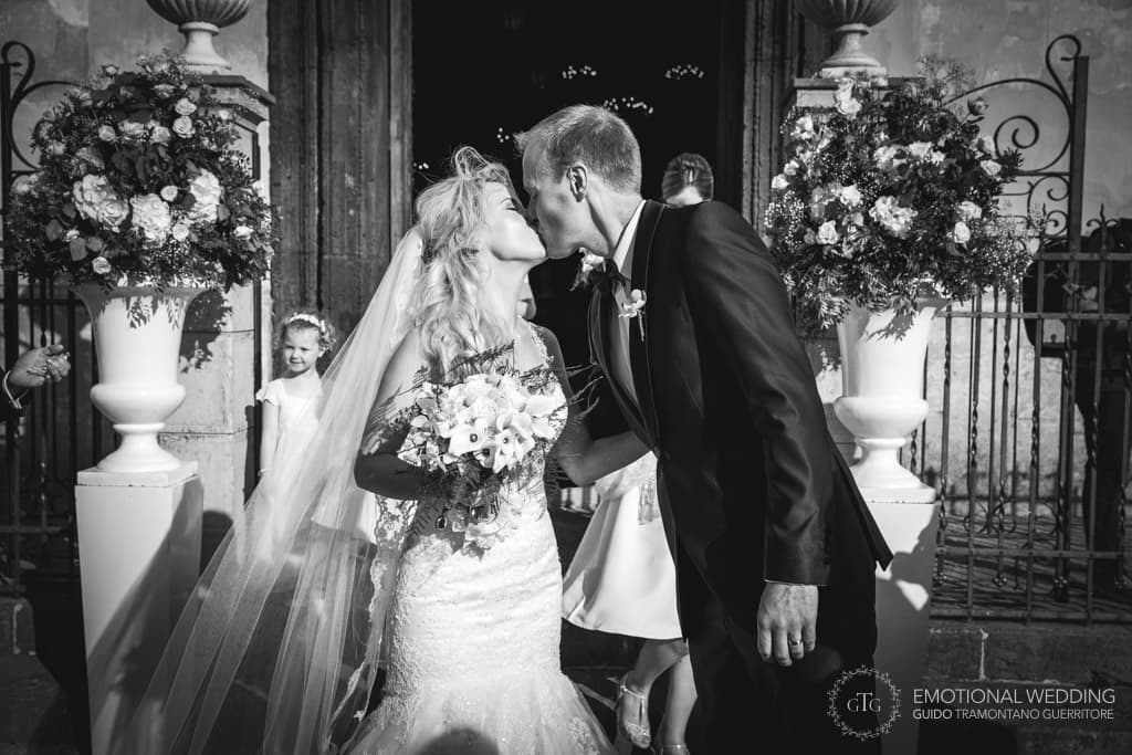 bacio degli sposi all'uscita dalla chiesa ad un matrimonio in costiera amalfitana