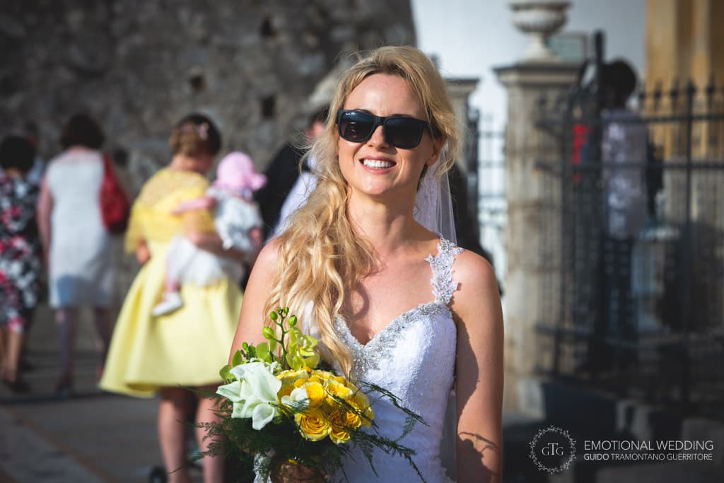 ritratto di sposa irlandese con occhiali da sole ad un matrimonio in costiera amalfitana