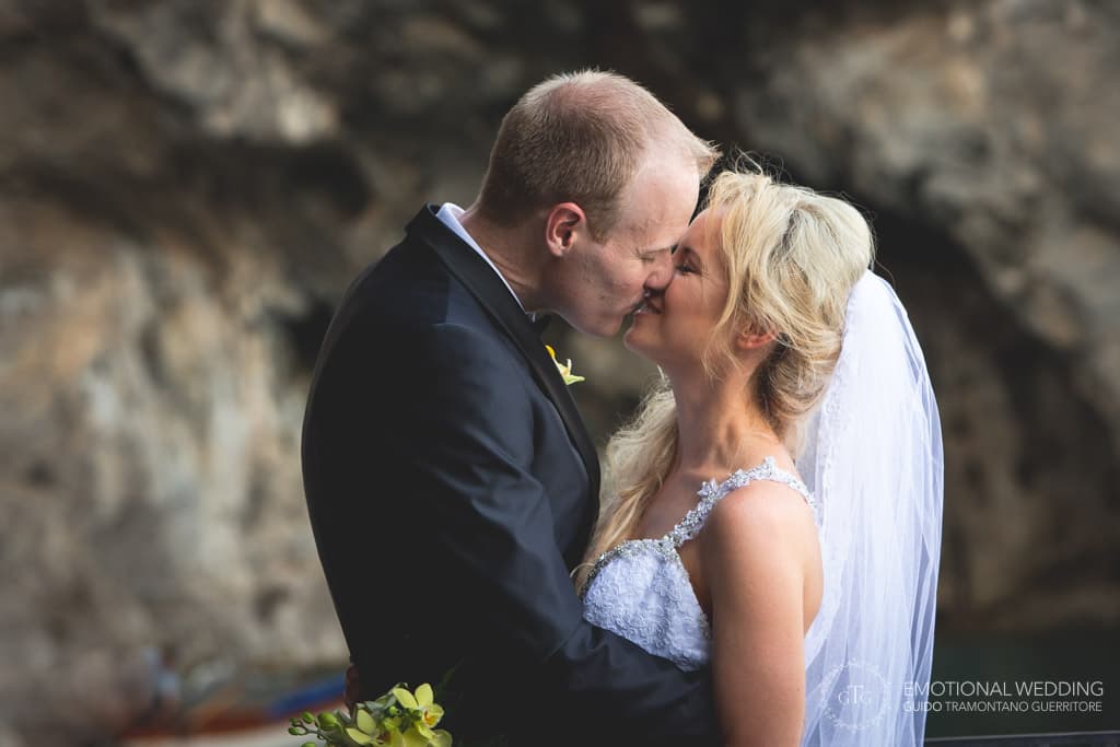 sposi irlandesi si baciano ad un matrimonio in costiera amalfitana