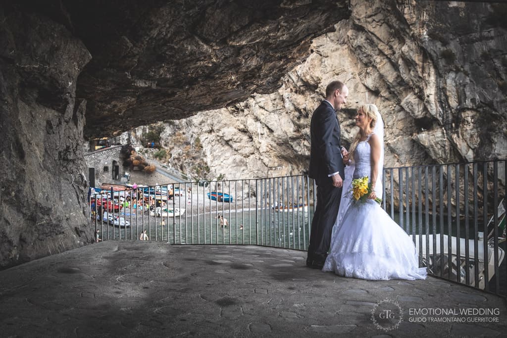 sposi tra le rocce ad un matrimonio in costiera amalfitana