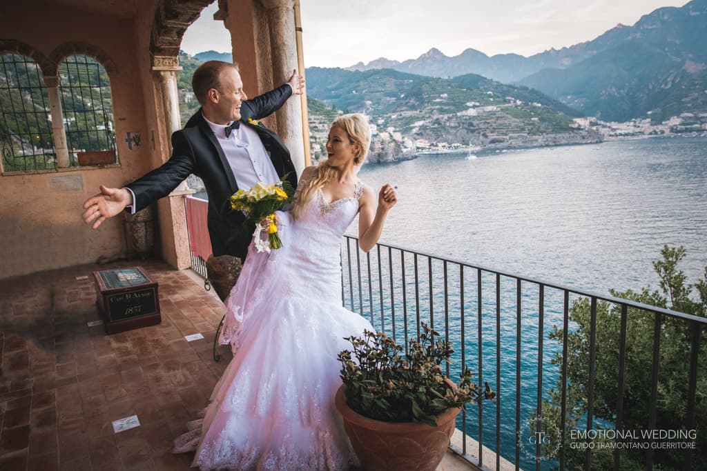 funny moment of a wedding couple at villa scarpariello