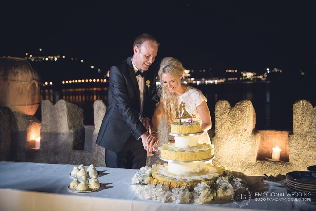taglio della torta a un matrimonio irlandese a villa scarpariello