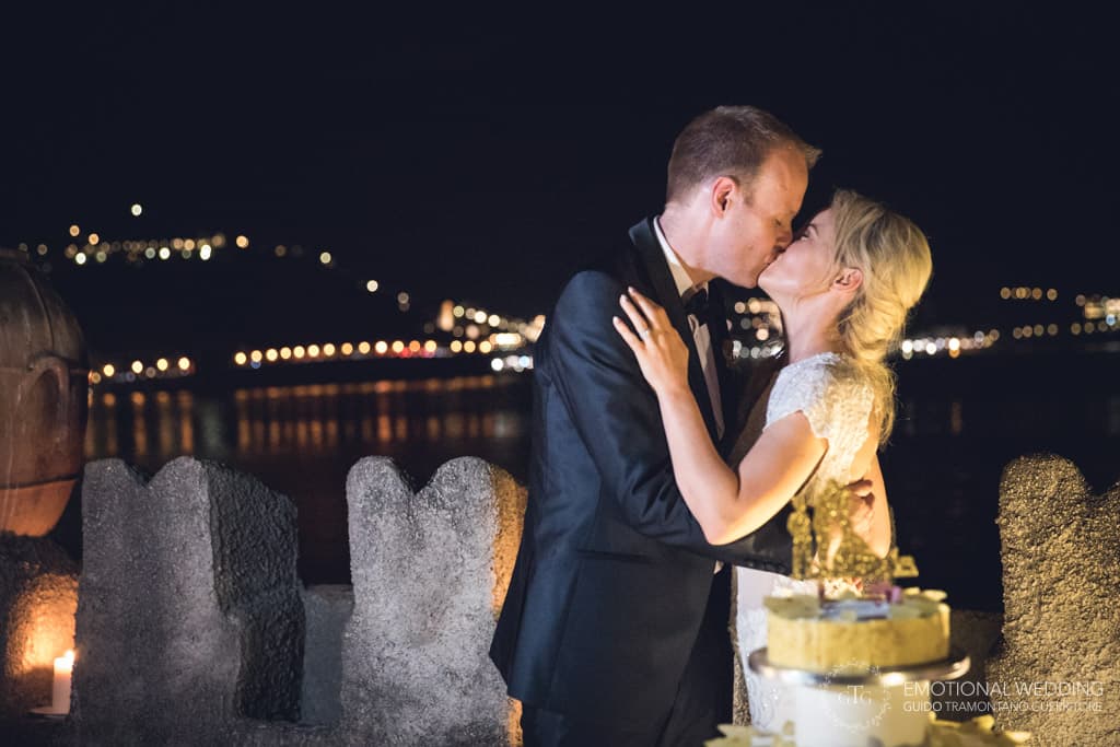 bride and groom kissing on the terrace of villa scarpariello
