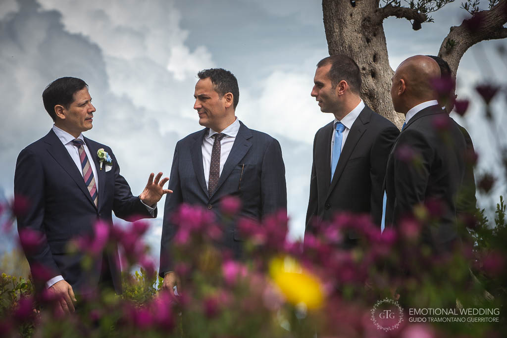 sposo si intrattiene con gli amici dopo i preparativi per il suo matrimonio ad Amalfi