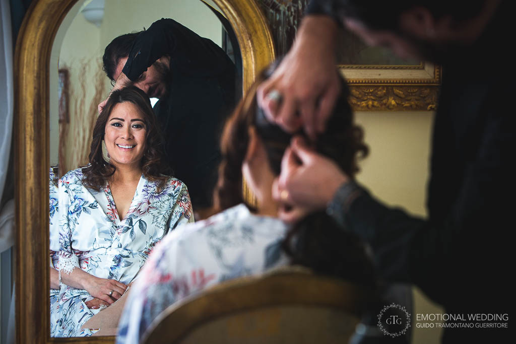 sposa e parrucchiere durante i preparativi di un matrimonio ad Amalfi