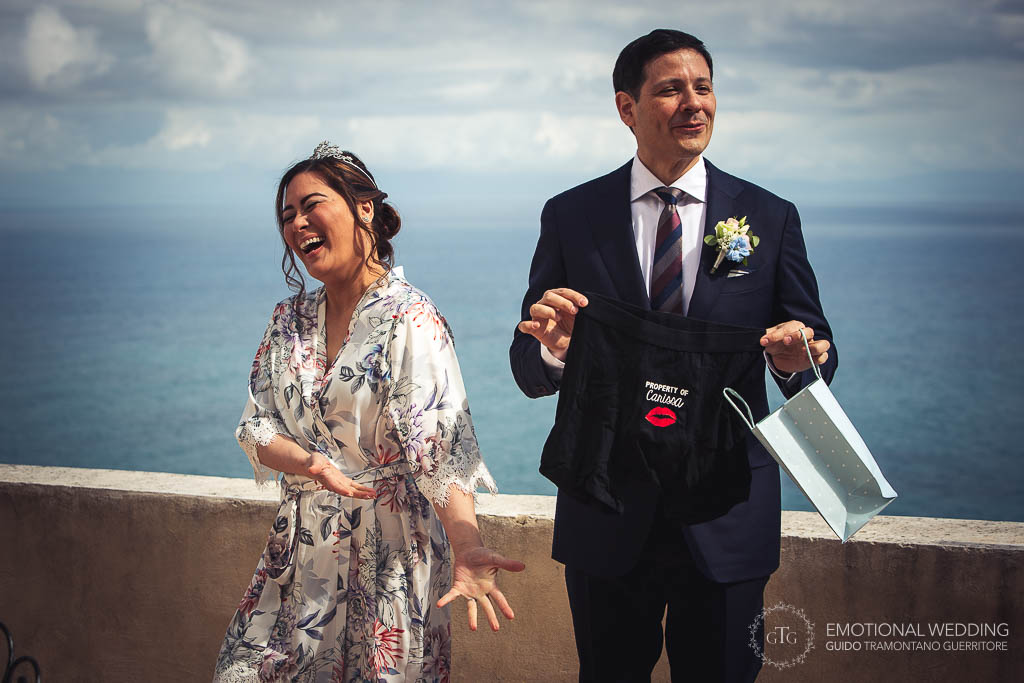funny moment of a wedding couple in Amalfi Coast