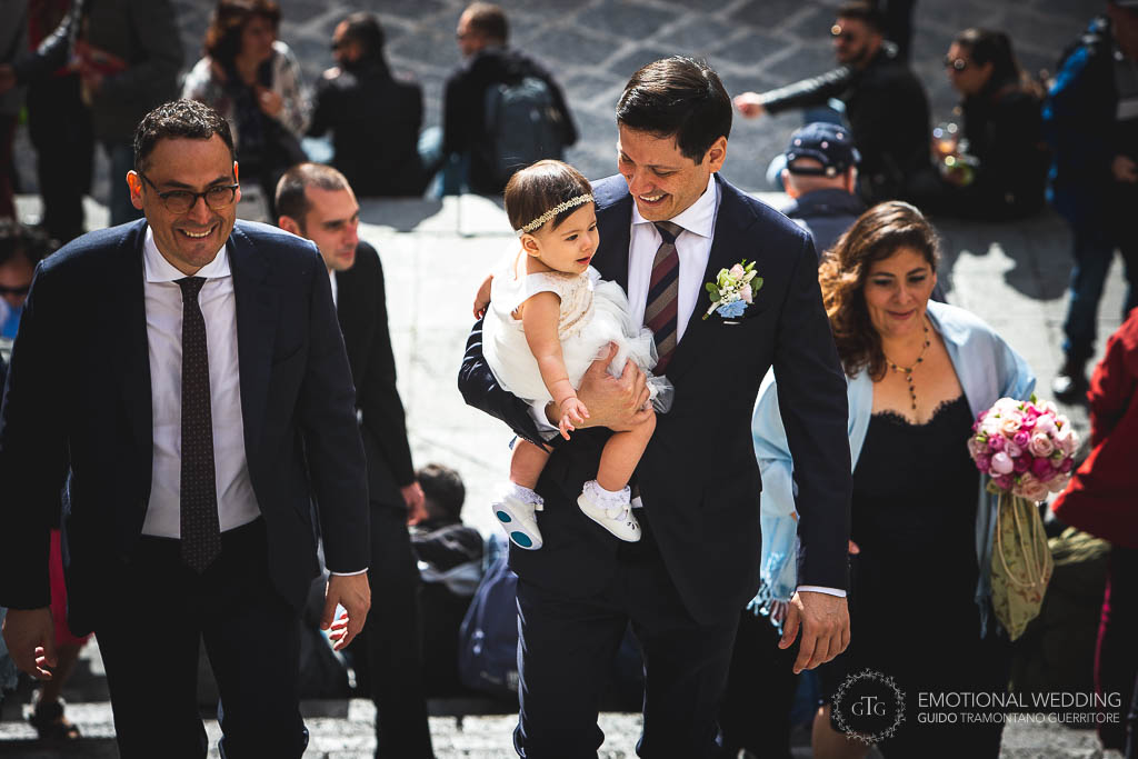 sposo con la figlia in braccio sulle scale del duomo di Amalfi