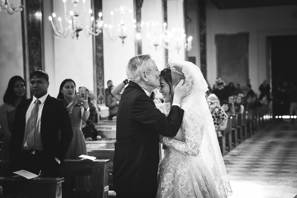 padre bacia la sposa sulla fronte prima della cerimonia di matrimonio al duomo di Amalfi