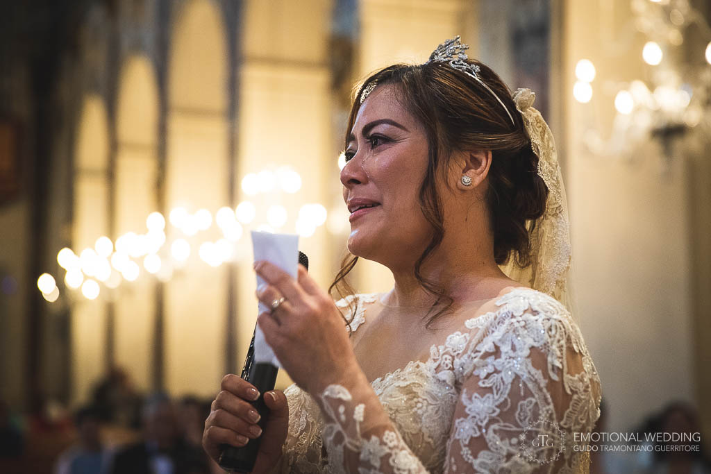 sposa si commuove durante la cerimonia di matrimonio al duomo di Amalfi