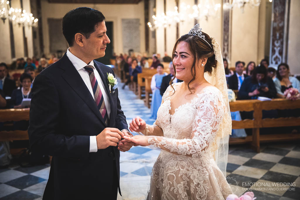 scambio degli anelli durante una cerimonia di matrimonio al duomo di Amalfi