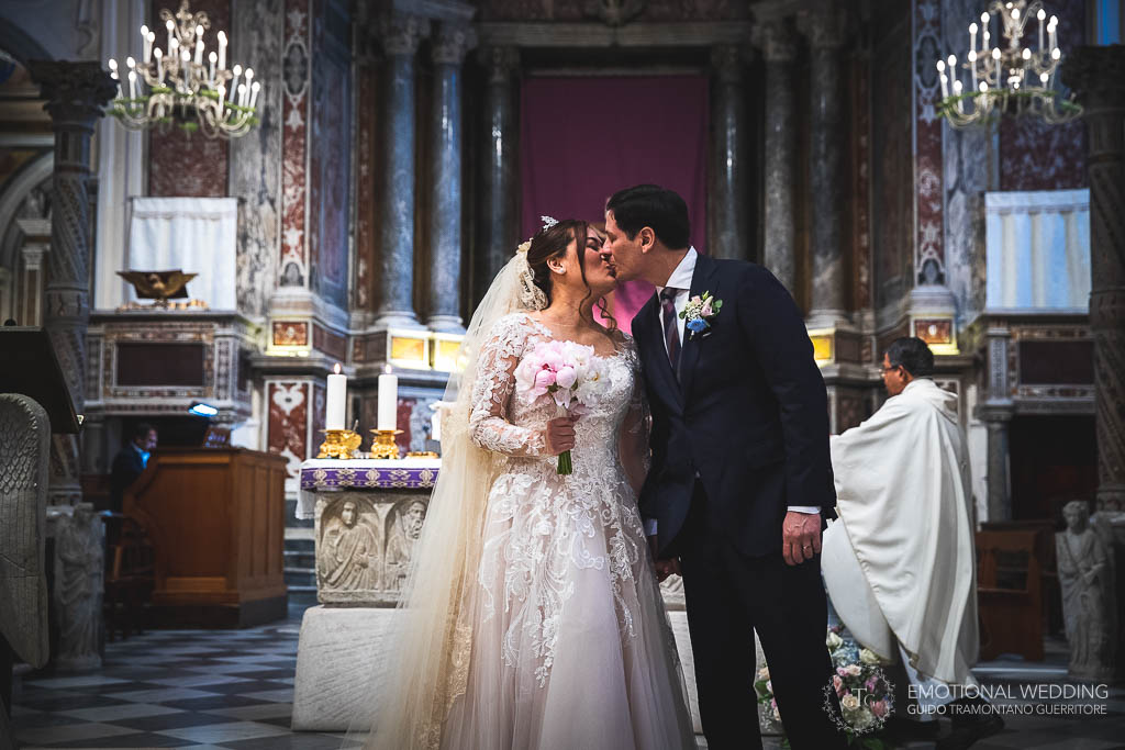 bacio degli sposi dopo la cerimonia di un matrimonio al duomo di Amalfi