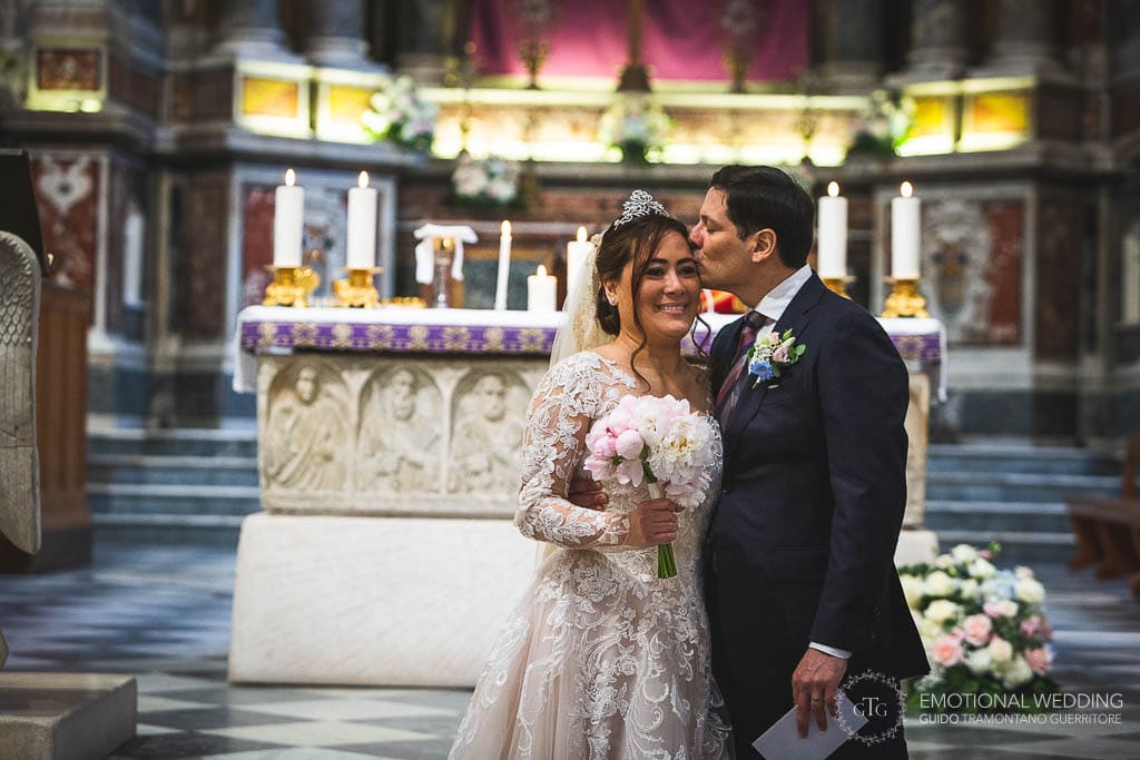 sposo bacia la sposa dopo la cerimonia del matrimonio al duomo di Amalfi