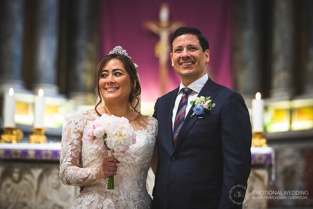 sposi sull'altare del duomo di Amalfi al loro matrimonio