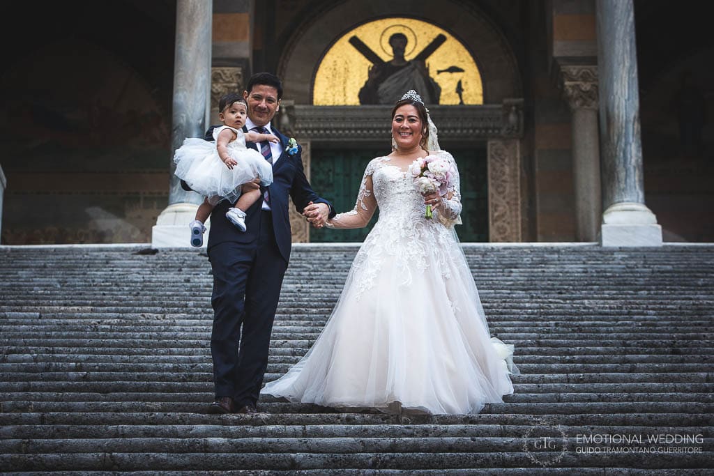 sposi scendono le scale del duomo di Amalfi dopo la cerimonia del loro matrimonio