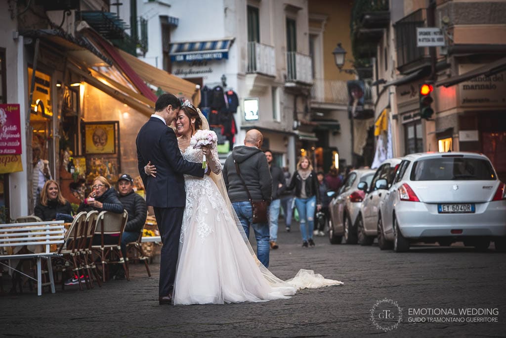 sposi passeggiano ad Amalfi nel giorno del loro matrimonio
