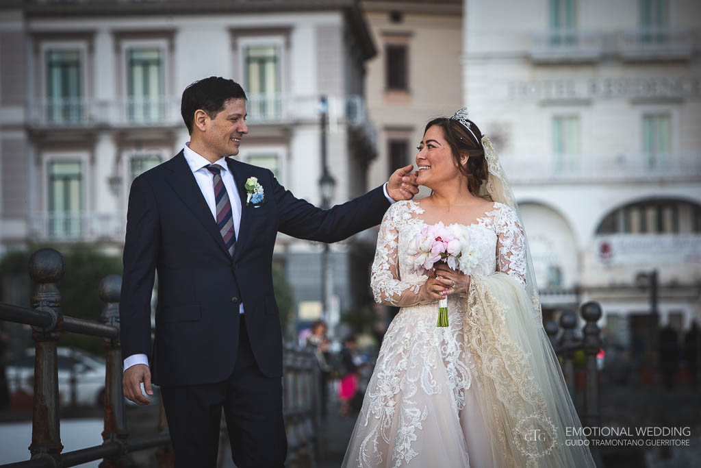 gesto di tenerezza dello sposo ad Amalfi durante un matrimonio