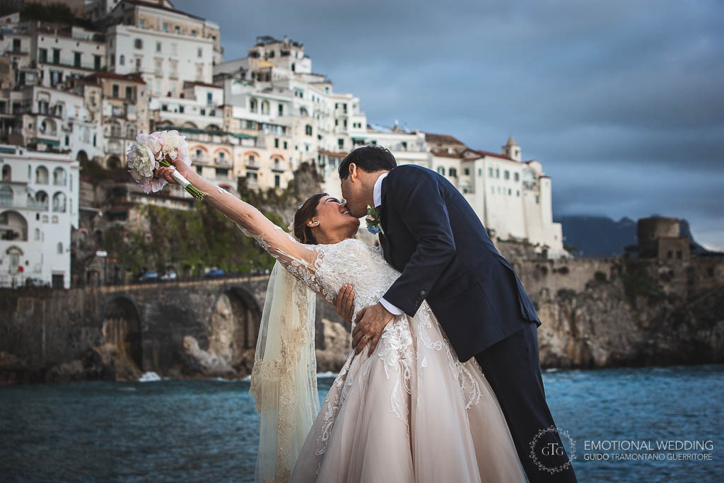 wedding couple kissing on the amalfi pier