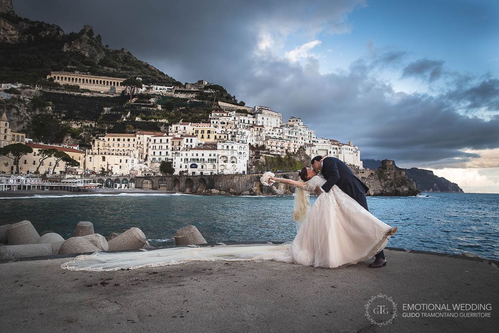 bacio degli sposi sul molo di Amalfi al loro matrimonio