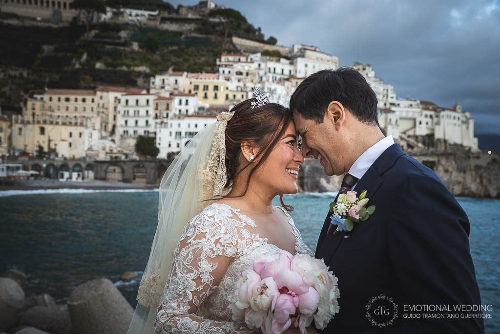 sposi sorridono e si guardano negli occhi ad un matrimonio ad Amalfi