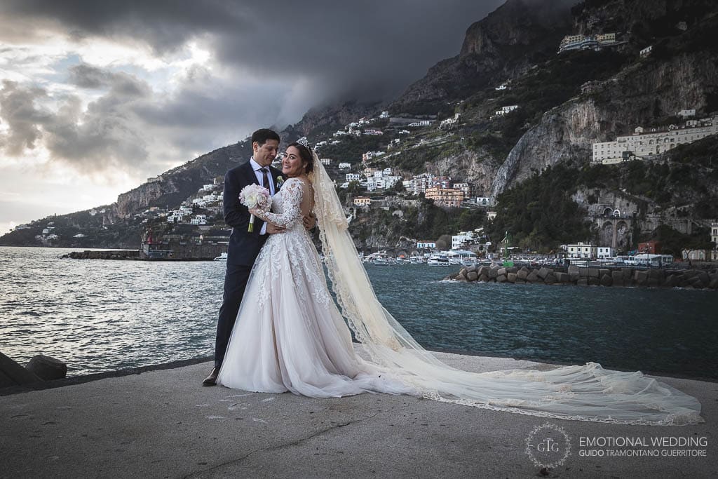 ritratto degli sposi sul molo di Amalfi al loro matrimonio