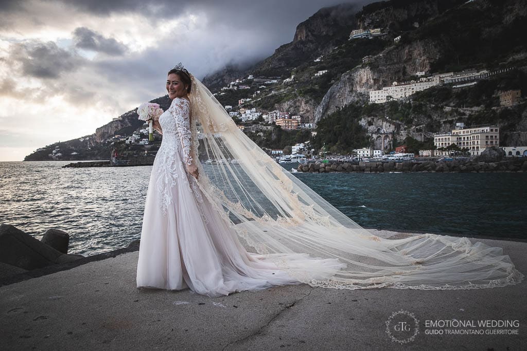ritratto della sposa sul molo di Amalfi ad un matrimonio in costiera amalfitana