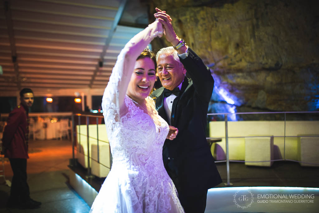 sposa balla con il padre al famous club africana di praiano