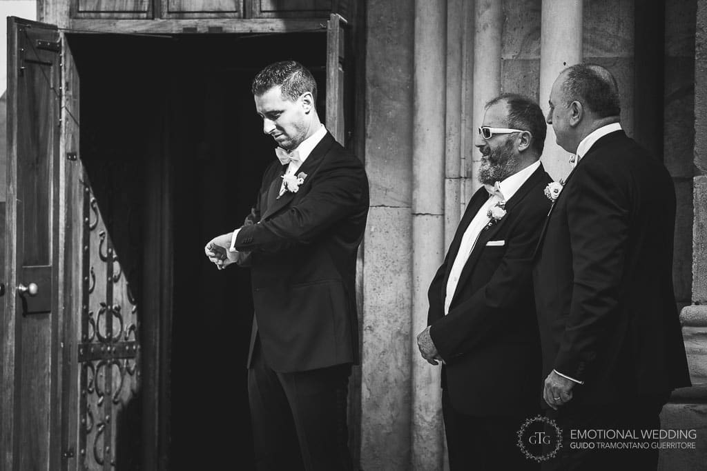 sposo attende l'arrivo della sposa davanti alla cattedrale di fidenza