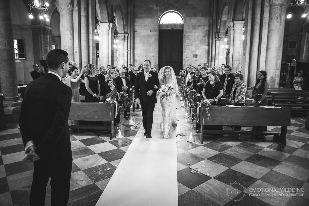 il padre accompagna la sposa all'altare a un matrimonio nella cattedrale di fidenza