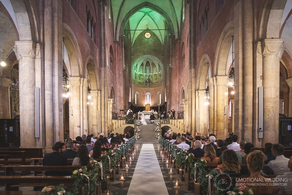 cattedrale di fidenza durante la celebrazione di un matrimonio