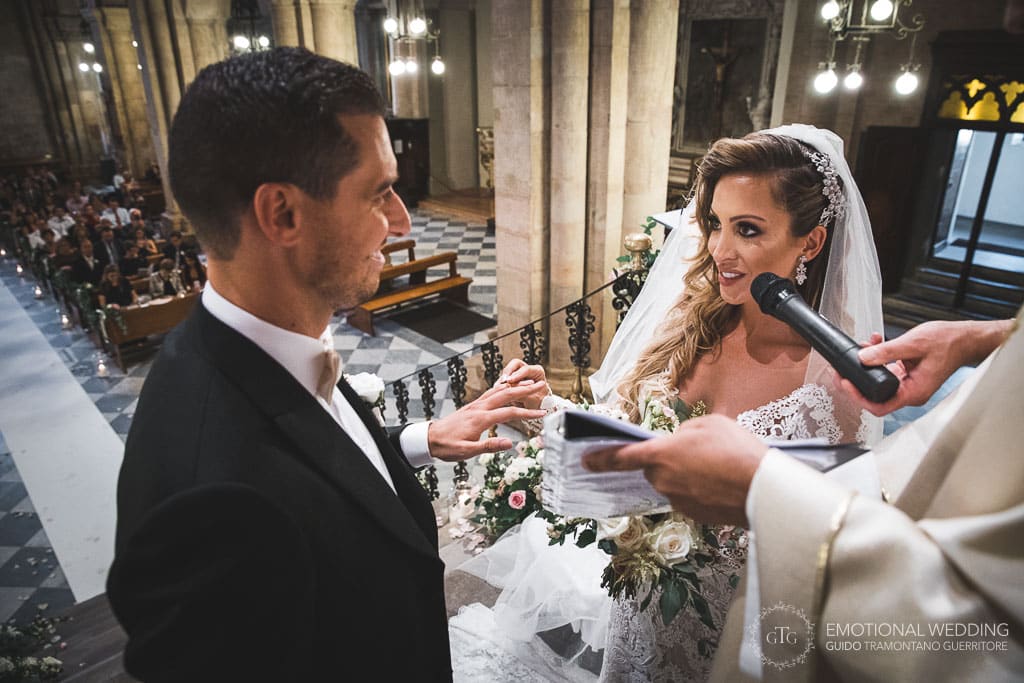 scambio deli anelli a un matrimonio nella cattedrale di fidenza