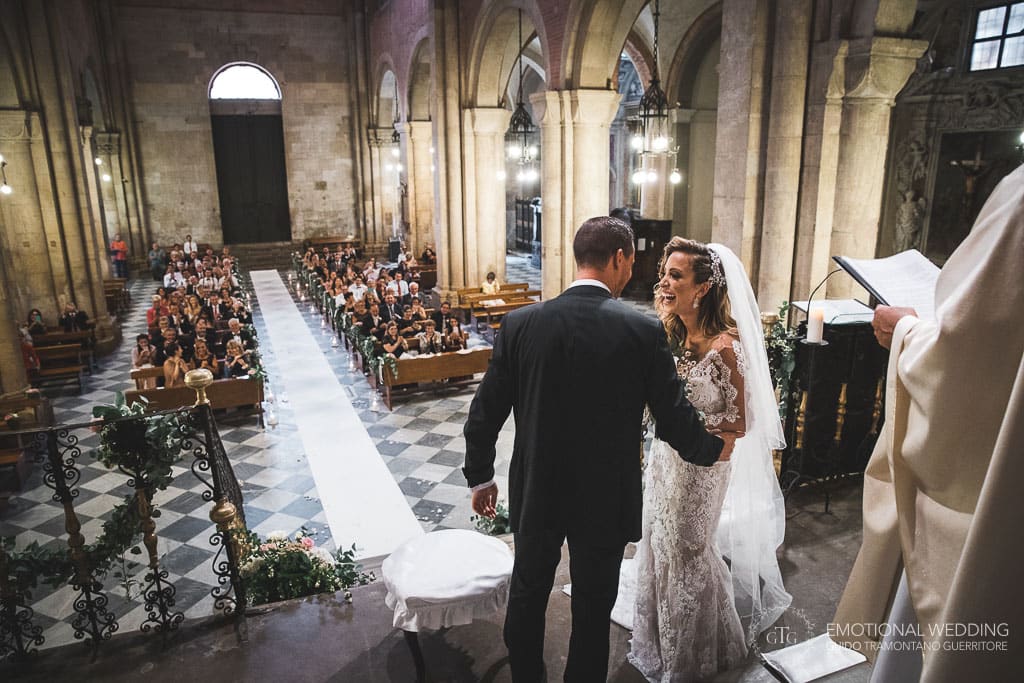 guests clapping the wedding couple after the ceremony at the fidenza cathedral
