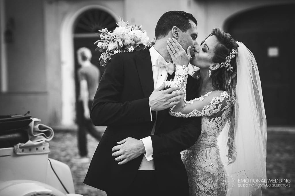 sposi si baciano dopo la cerimonia del loro matrimonio a fidenza