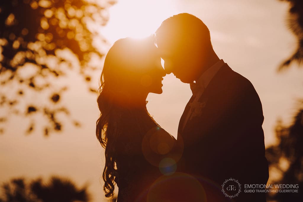 silhouette degli sposi al tramonto a un matrimonio a fidenza
