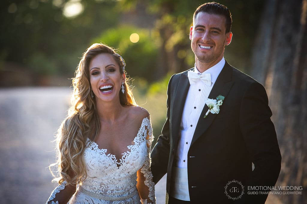 sposi ridono durante un servizio fotografico di un matrimonio a fidenza